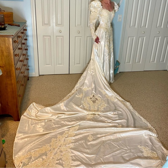 Szu Ling Chen Dresses & Skirts - Szu Ling Chen Bridal Gown Beading Long Detachable Train Vintage -Says 12W and 10